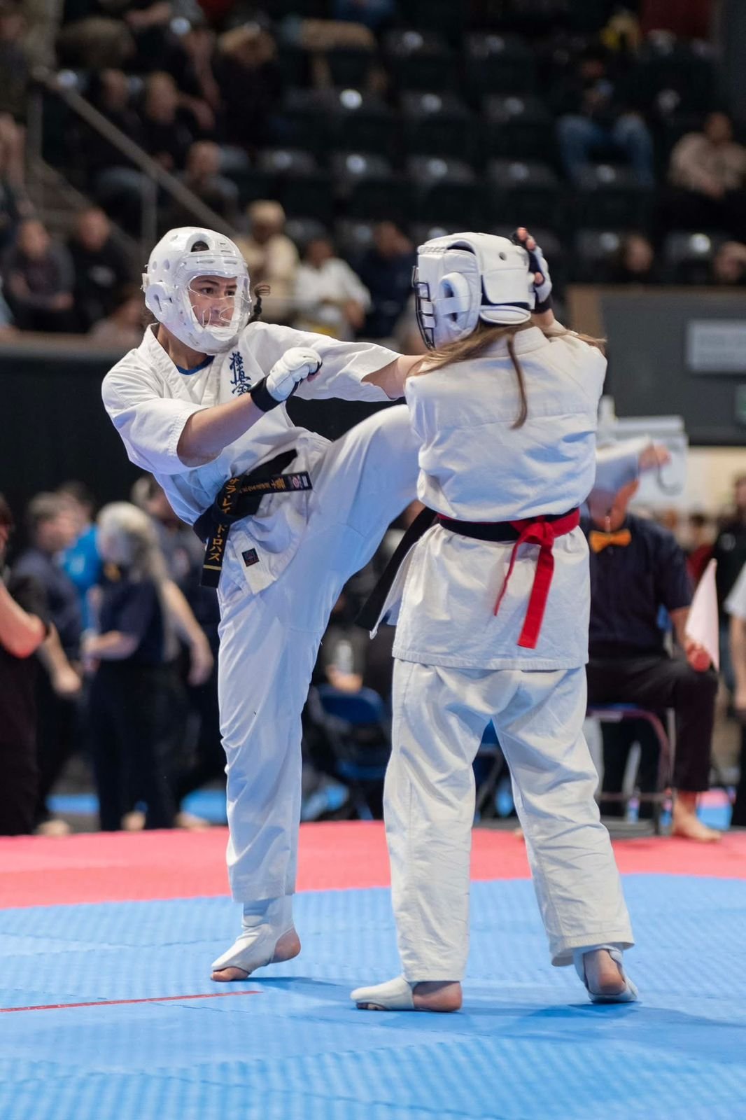 Senpai Sara Raines academia Enso Heredia karate kyokushin