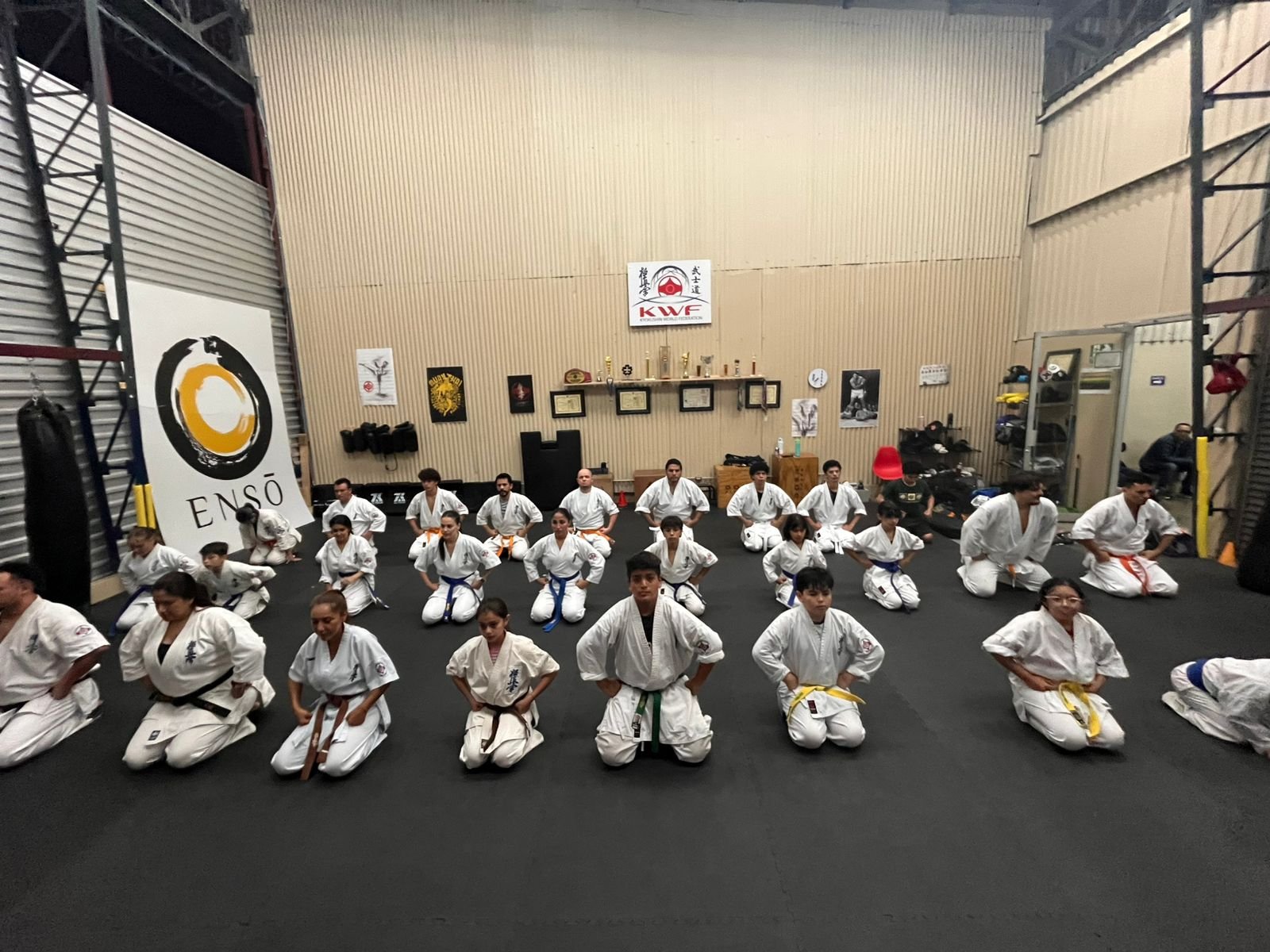 Jóvenes y adultos practicando karate Kyokushin full contact en Heredia, Costa Rica