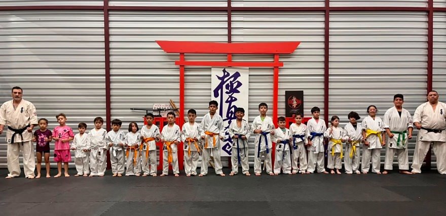 Grupo de ninos y instructores de karate Kyokushin frente al torii del dojo Enso en San Pablo de Heredia