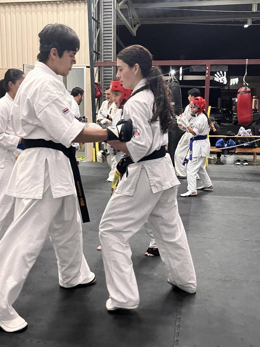 Alumna practicando patada de karate Kyokushin en clase de adultos en Heredia