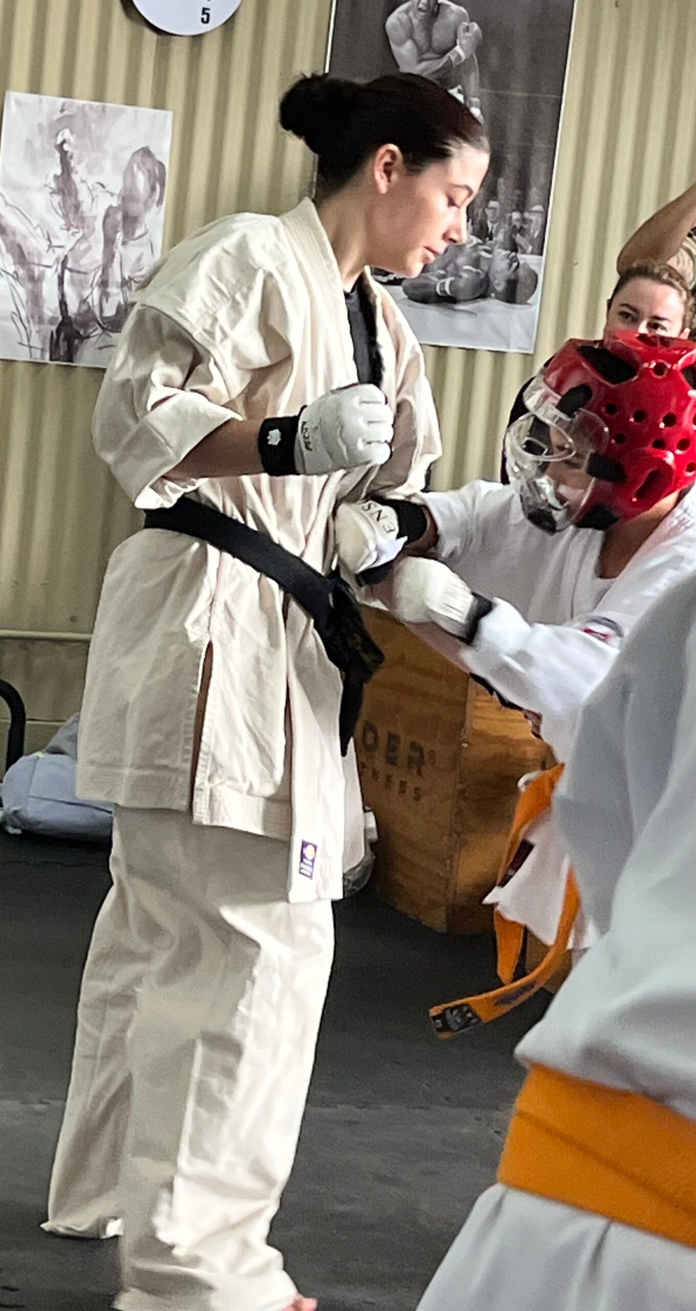 Entrenamiento de karate Kyokushin en el dojo de Enso Artes Marciales en San Pablo de Heredia