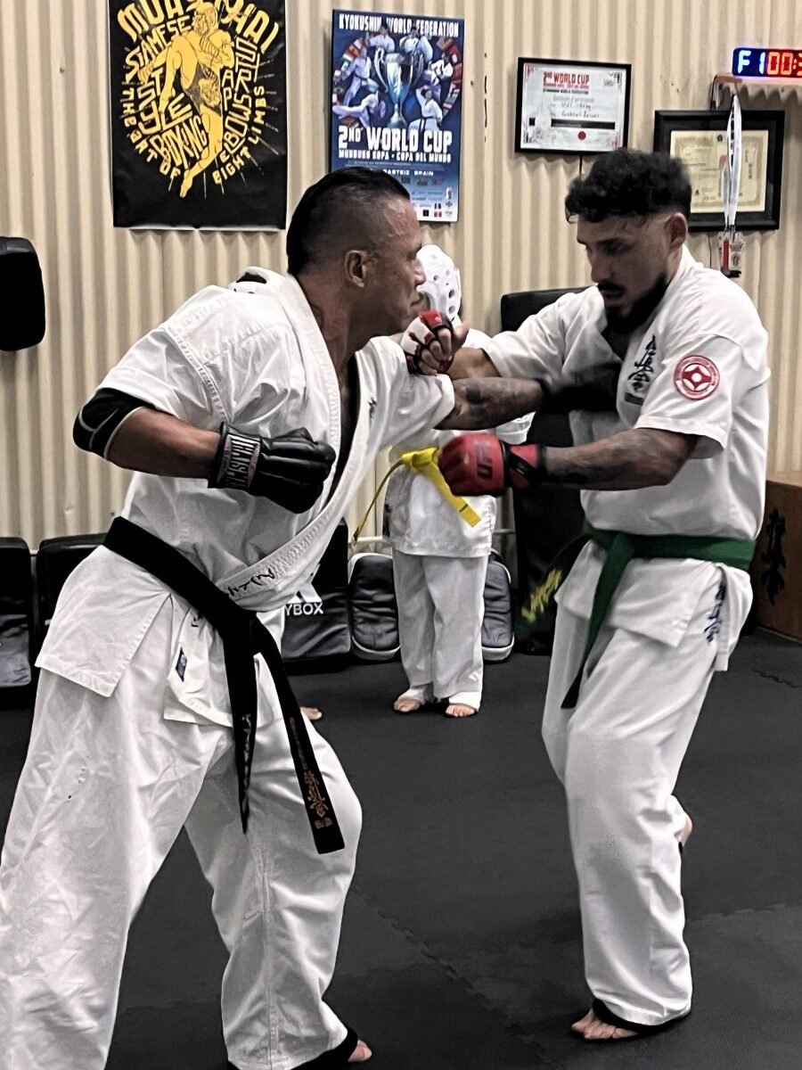Alumnos entrenando tecnicas de karate Kyokushin en Enso Artes Marciales Heredia
