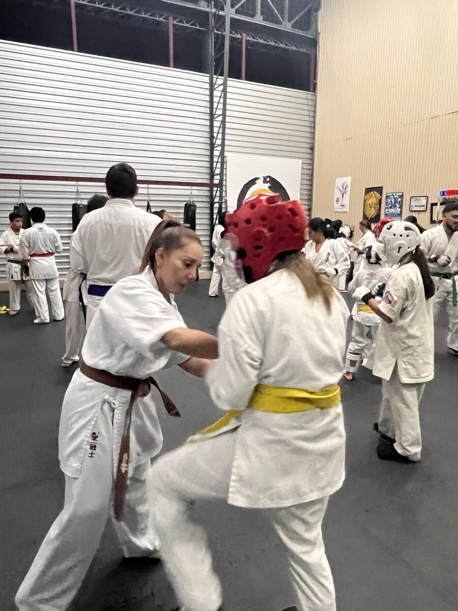Ninos practicando karate Kyokushin con proteccion completa en el dojo de Heredia