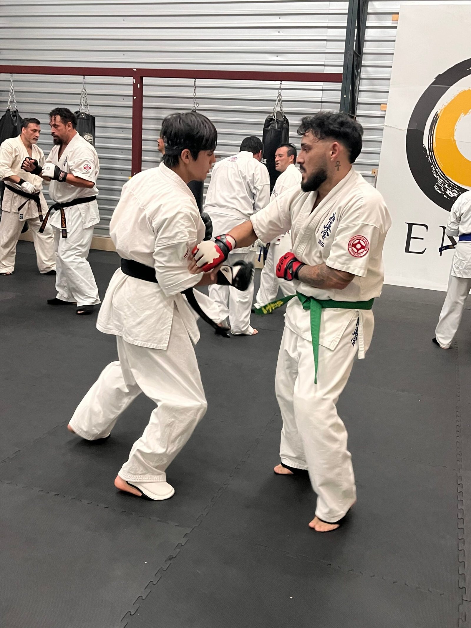 Nino ejecutando patada al escudo en clase de karate Kyokushin en San Pablo de Heredia