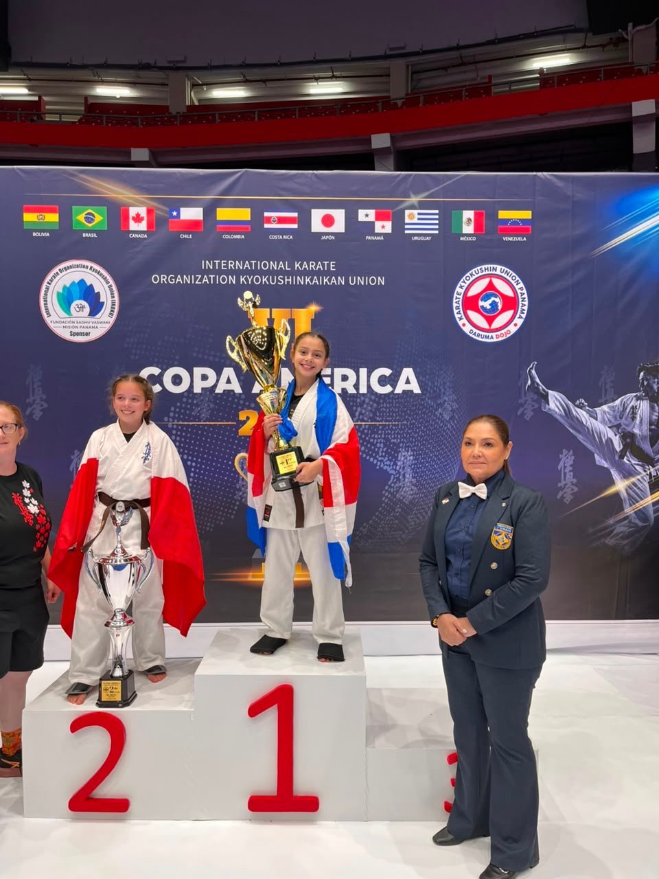 María José Alvarado en el podio de Katas en la VI America's Cup Kyokushin Panamá 2026