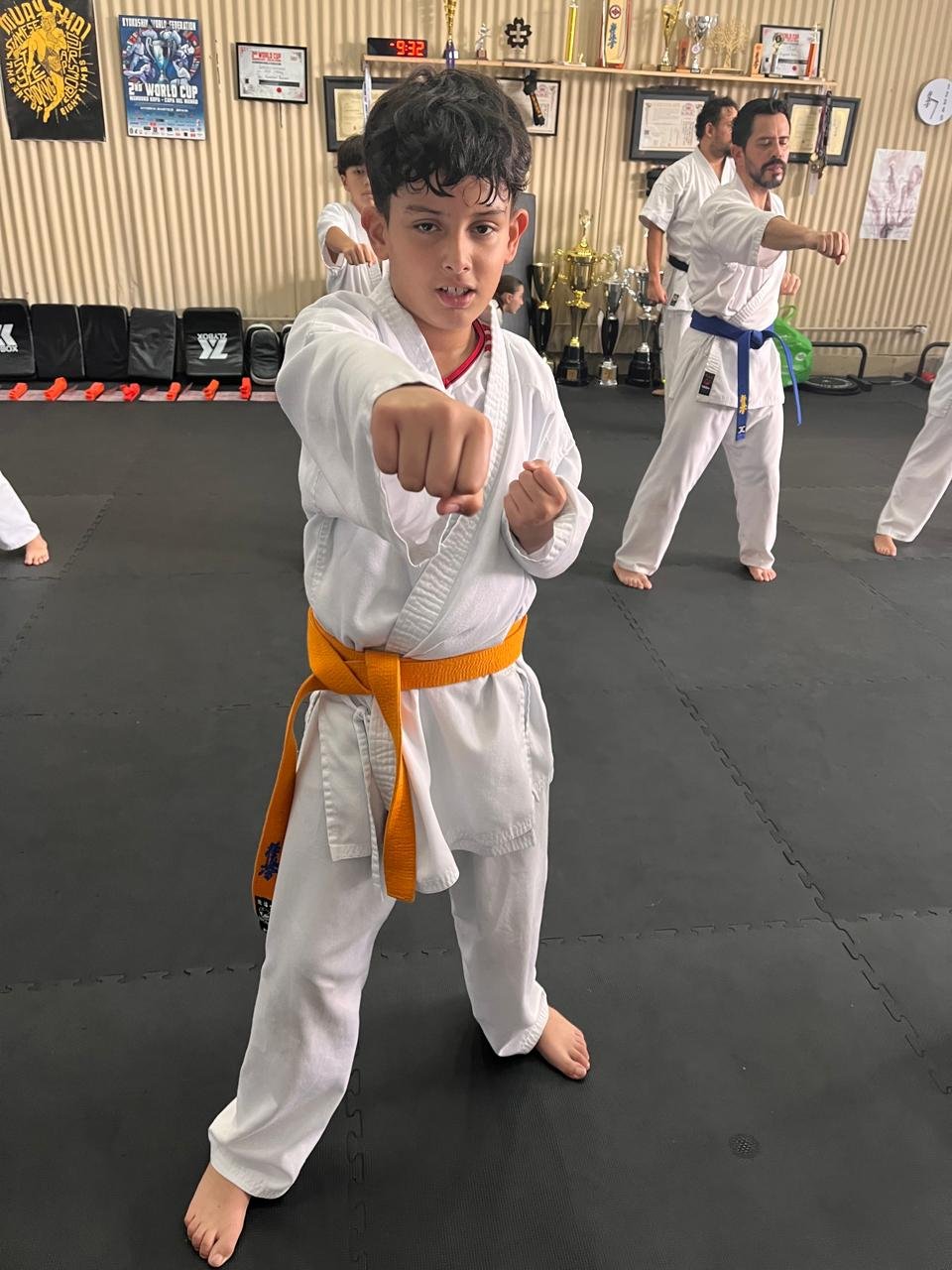 Alumnos de karate Kyokushin durante el entrenamiento semanal en Heredia