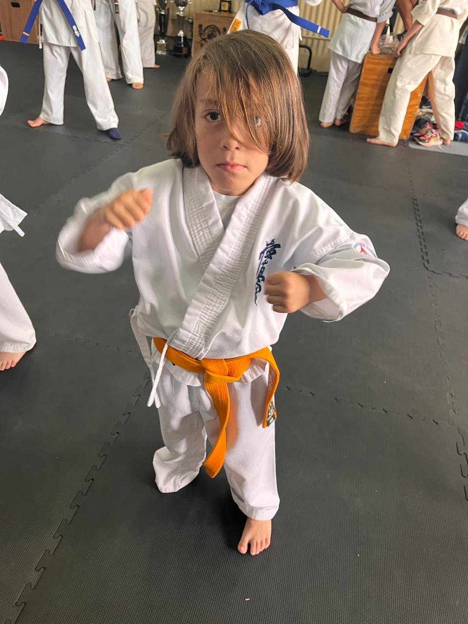 Ninos y jovenes entrenando karate Kyokushin en el dojo Enso de Heredia