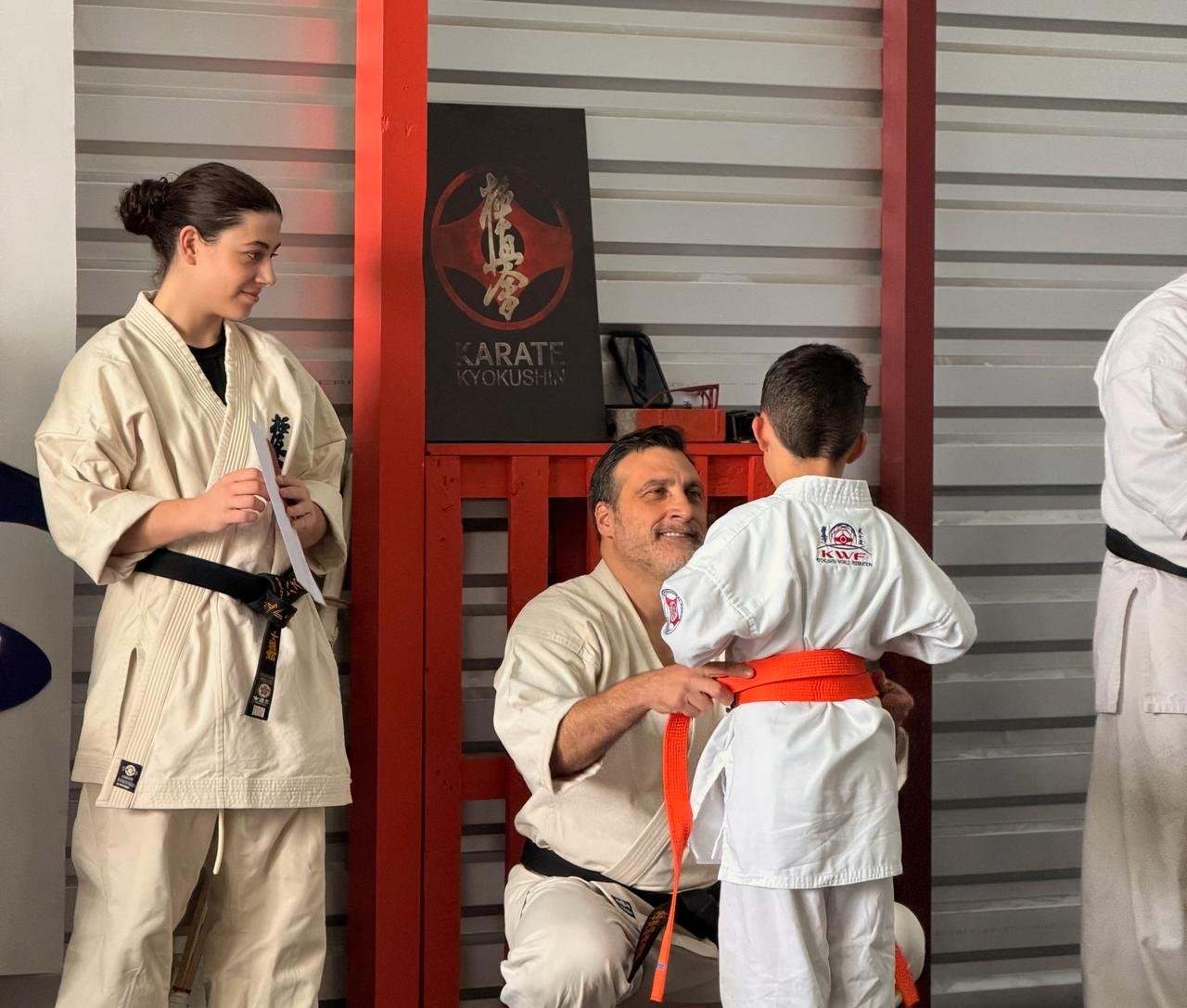 Ninos entrenando karate Kyokushin en el dojo de San Pablo de Heredia