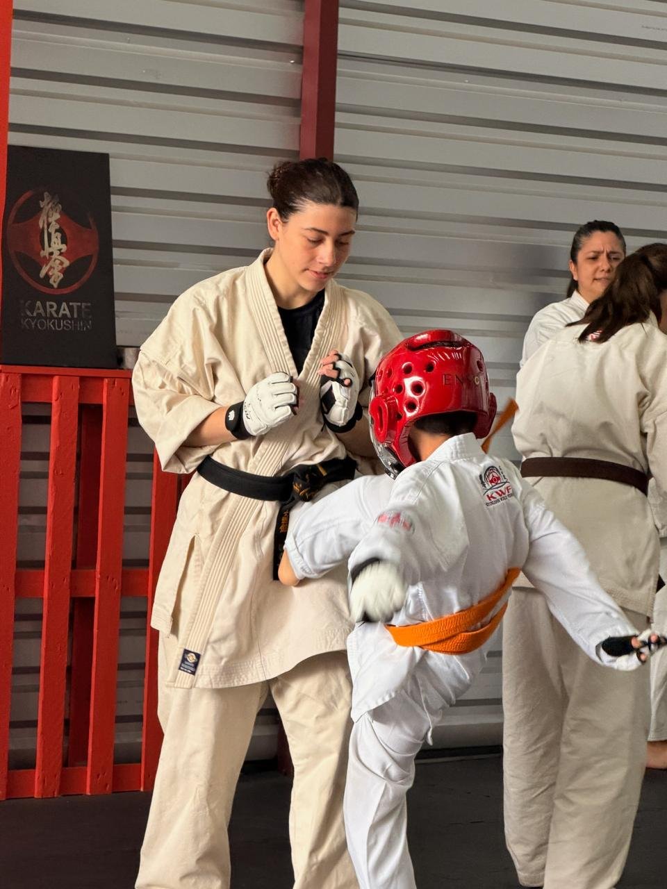 Alumnos de Enso Artes Marciales entrenando disciplina y tecnica de karate Kyokushin