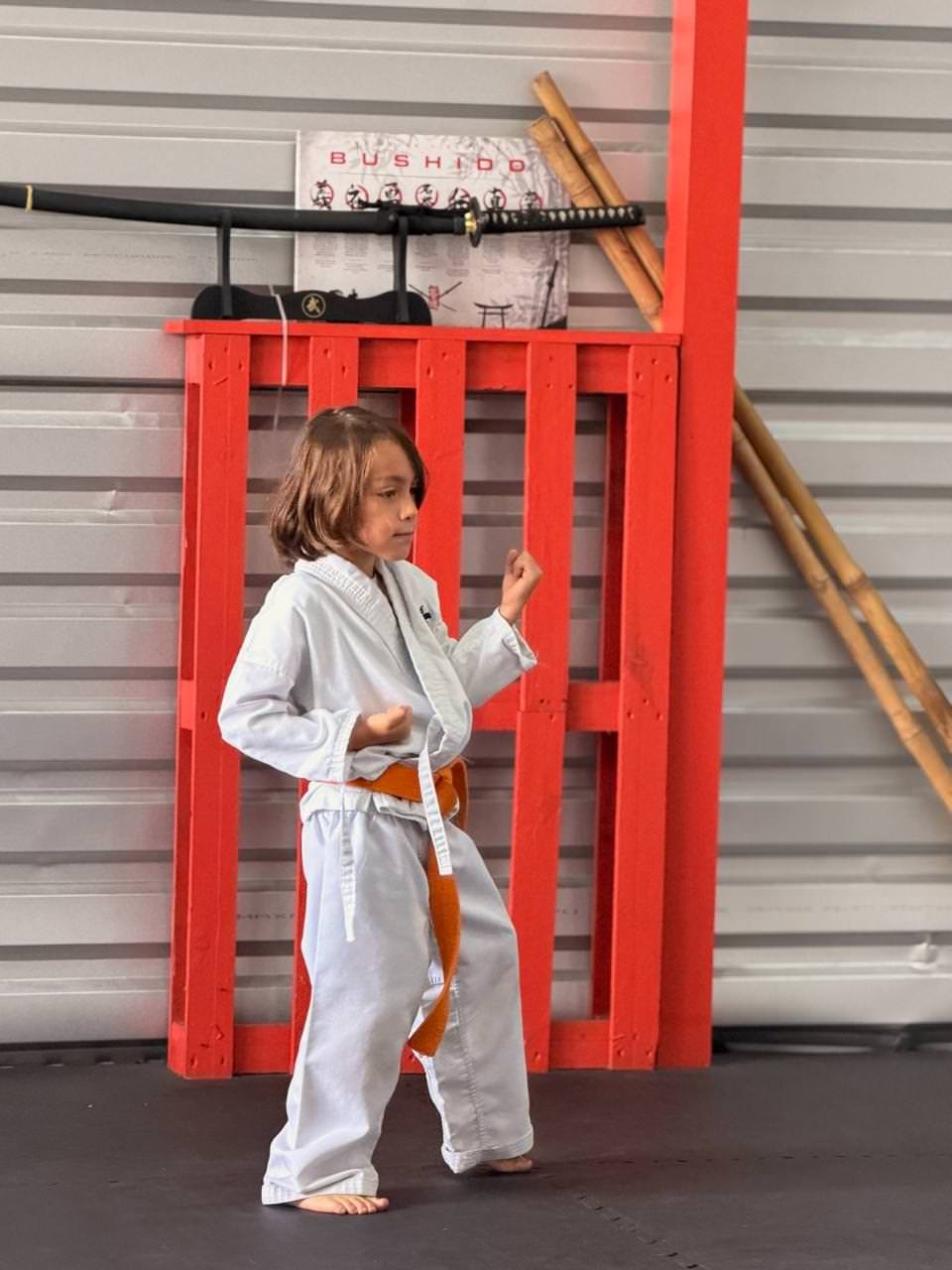 Practica grupal de karate Kyokushin en el dojo Enso de Heredia