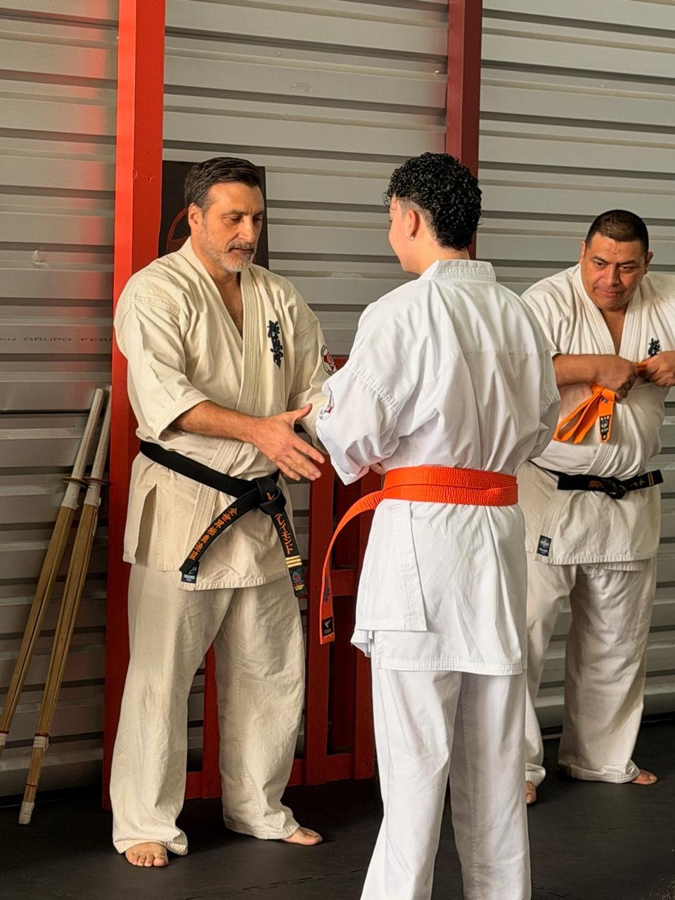 Alumnos de Enso Artes Marciales en formacion durante la clase de karate Kyokushin