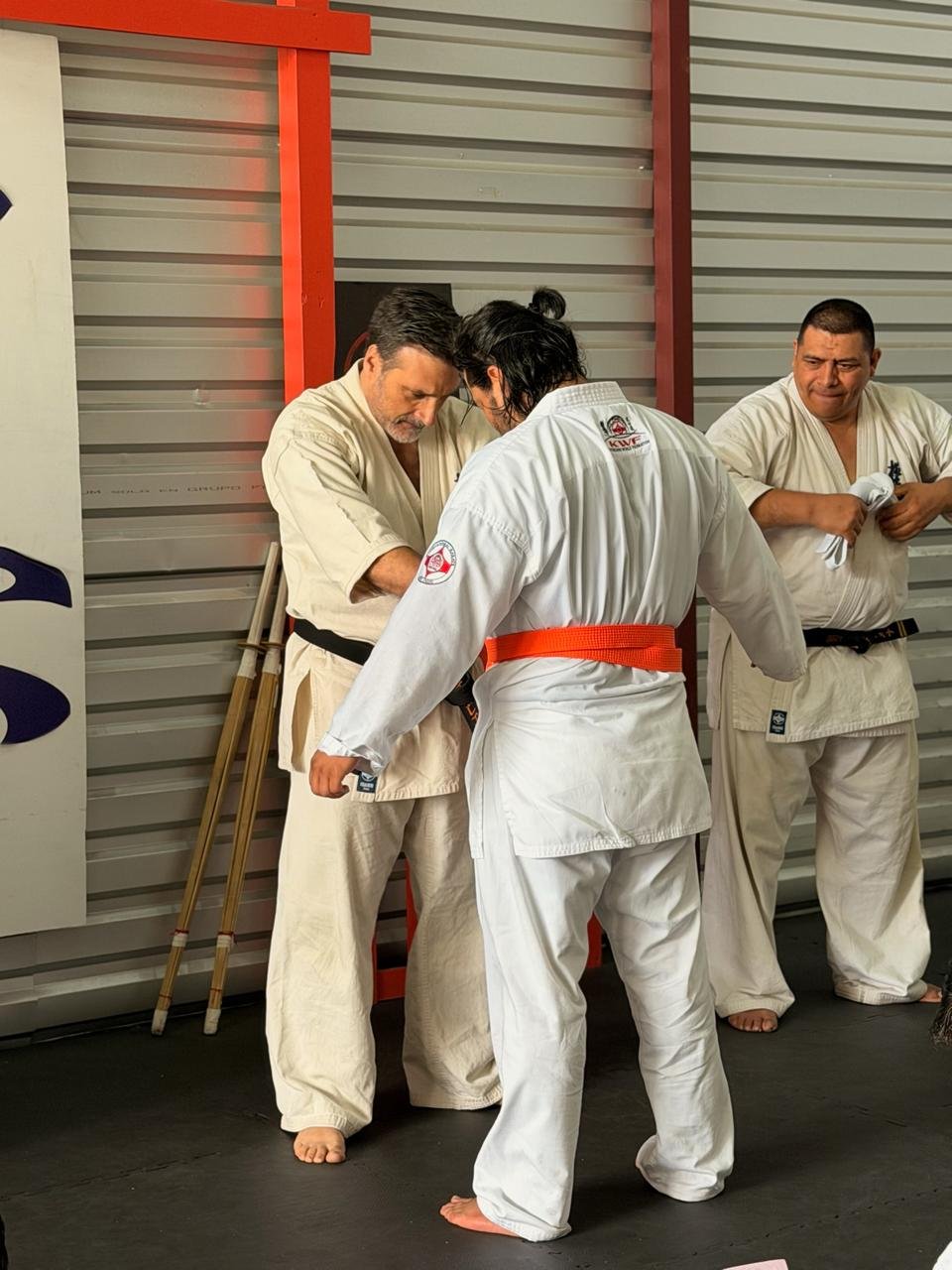 Alumnos de karate Kyokushin entrenando contacto completo en Heredia