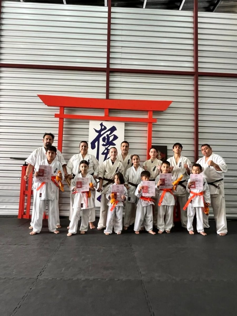 Alumnos de karate Kyokushin entrenando en pareja en el dojo de Heredia