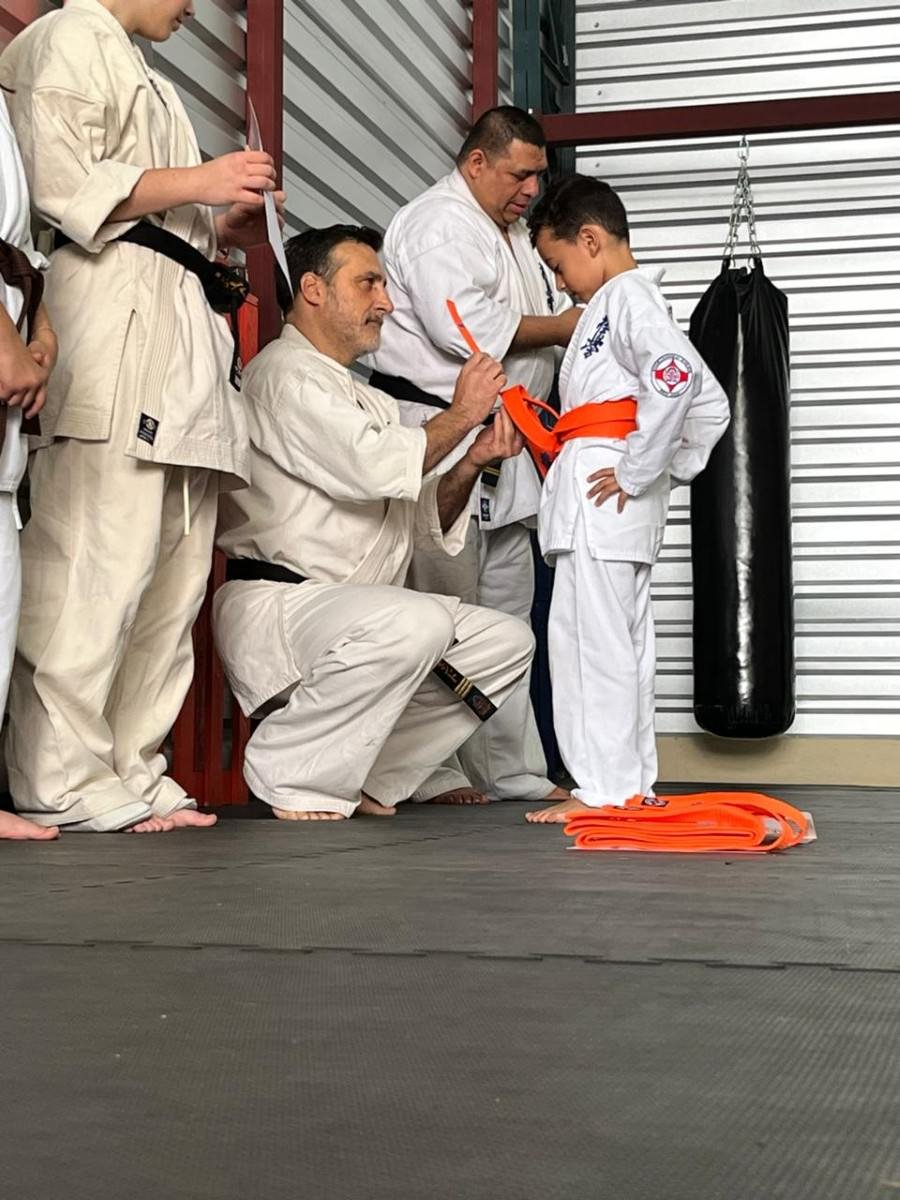 Ninos practicando defensa personal y karate Kyokushin en San Pablo de Heredia