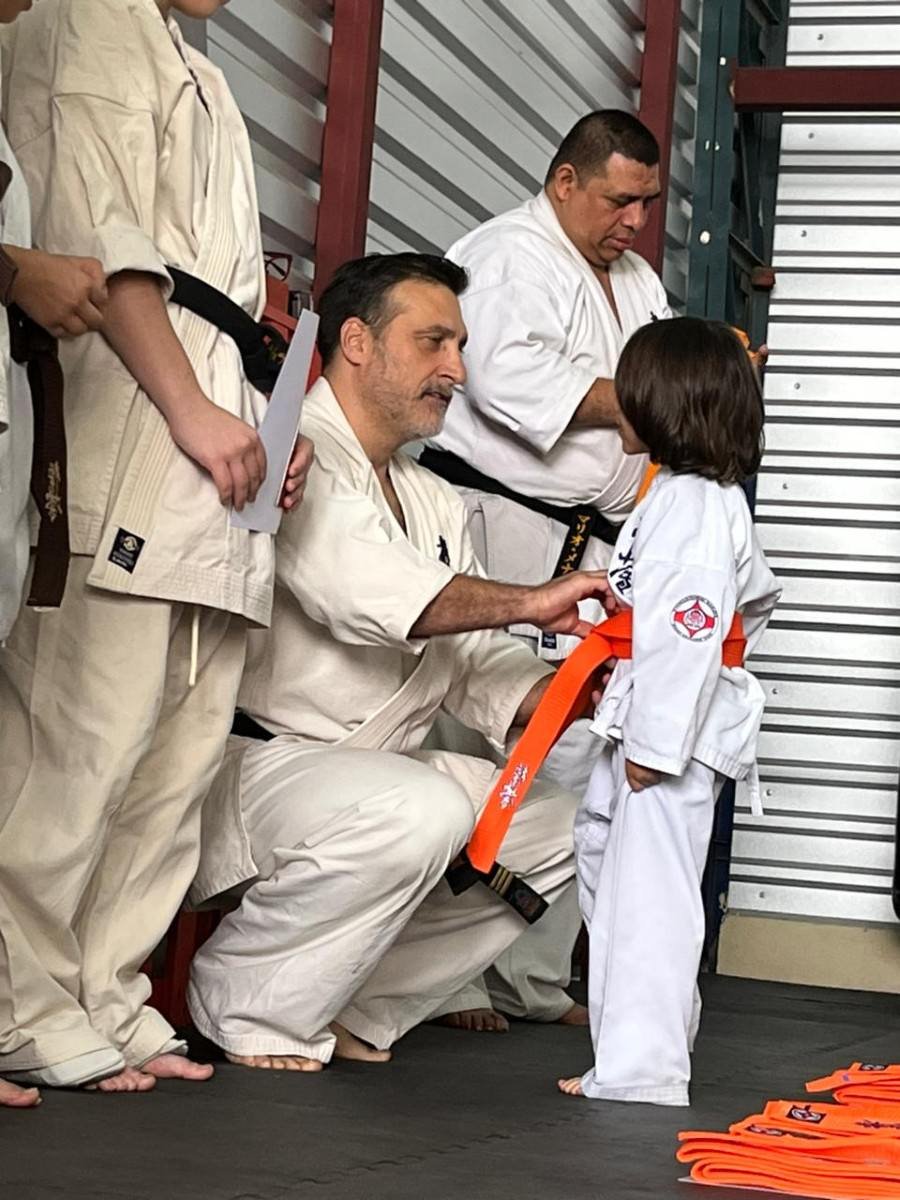 Alumnos de Enso Artes Marciales trabajando tecnica de karate Kyokushin en clase