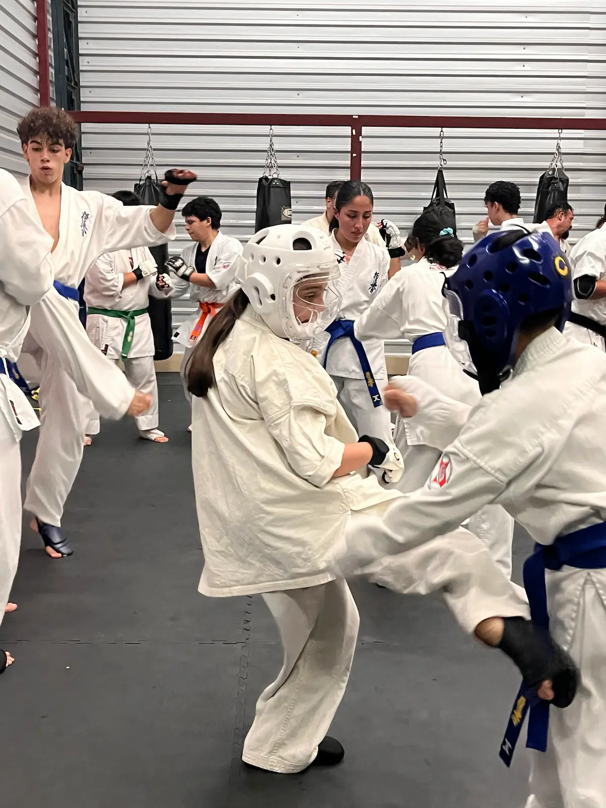 Alumnas en combate de karate kyokushin en Enso Artes Marciales