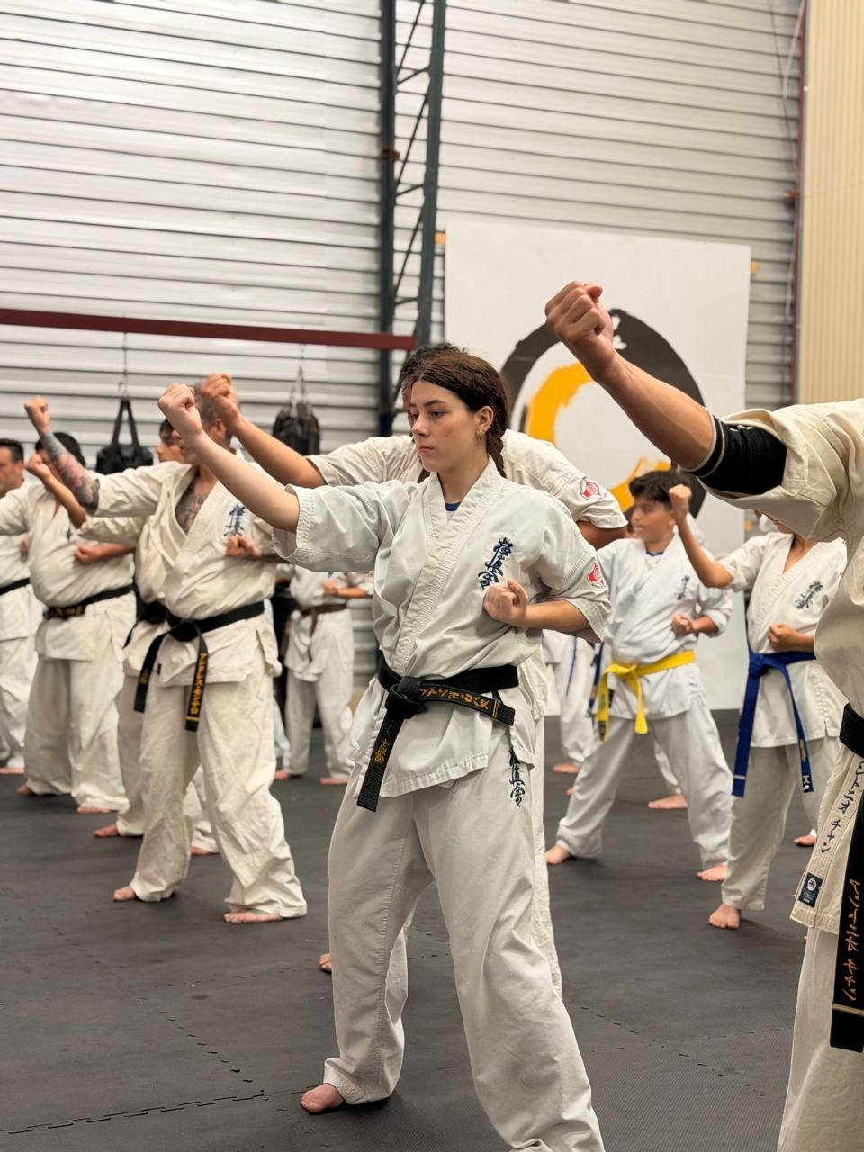 Alumnos practicando kihon de karate kyokushin en Heredia