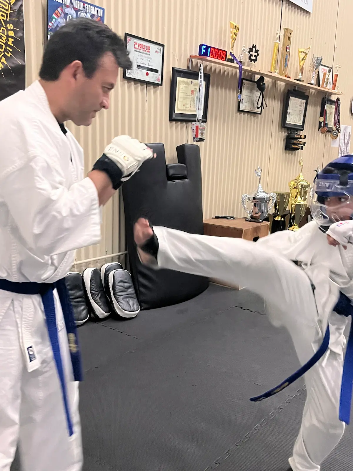 Sparring en clase de karate kyokushin, Enso Heredia