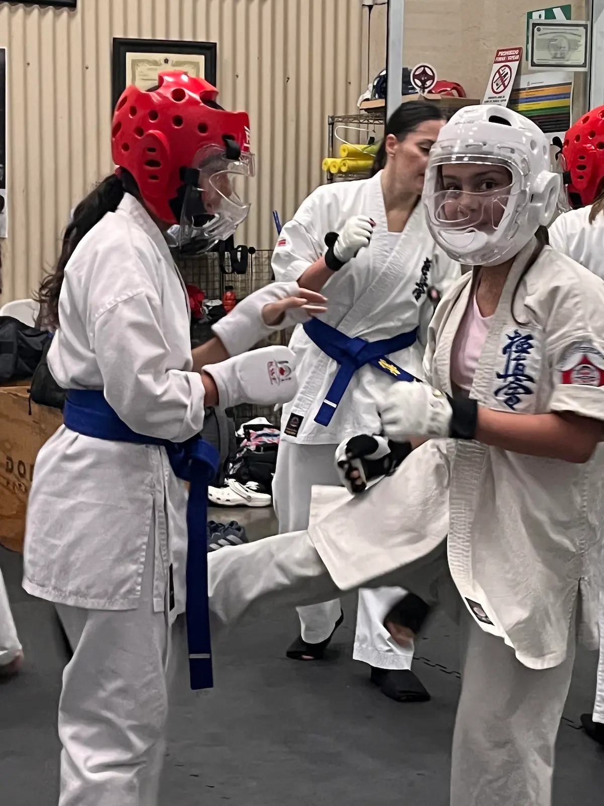 Alumnos entrenando en saco de boxeo, karate kyokushin Heredia