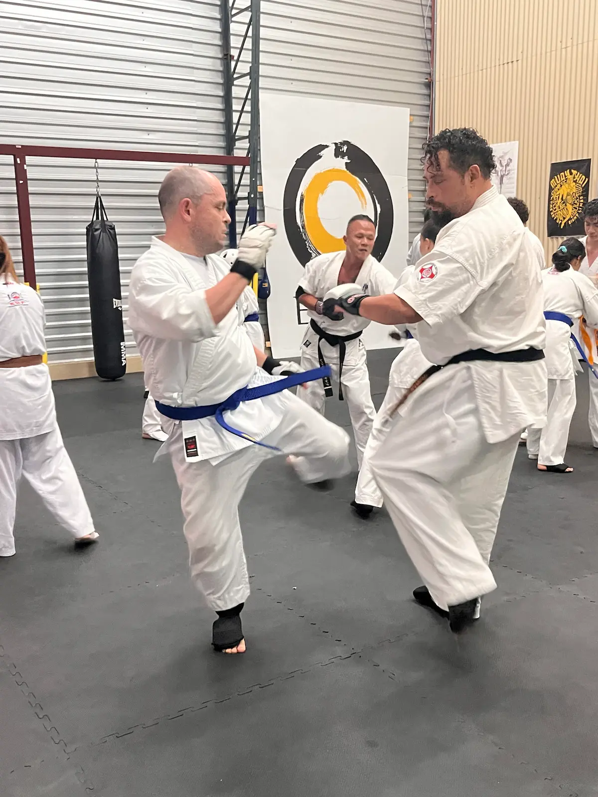 Sensei Raymond Raines dirigiendo clase de karate kyokushin en San Pablo de Heredia