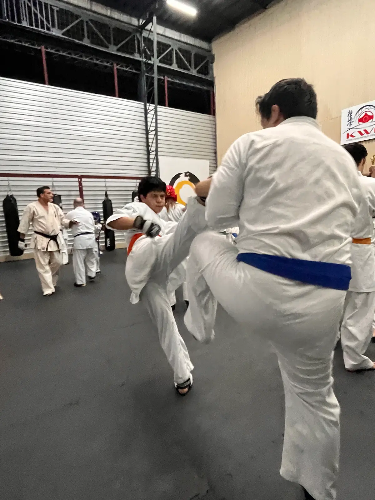 Sparring de alumnos con saco, karate kyokushin Heredia